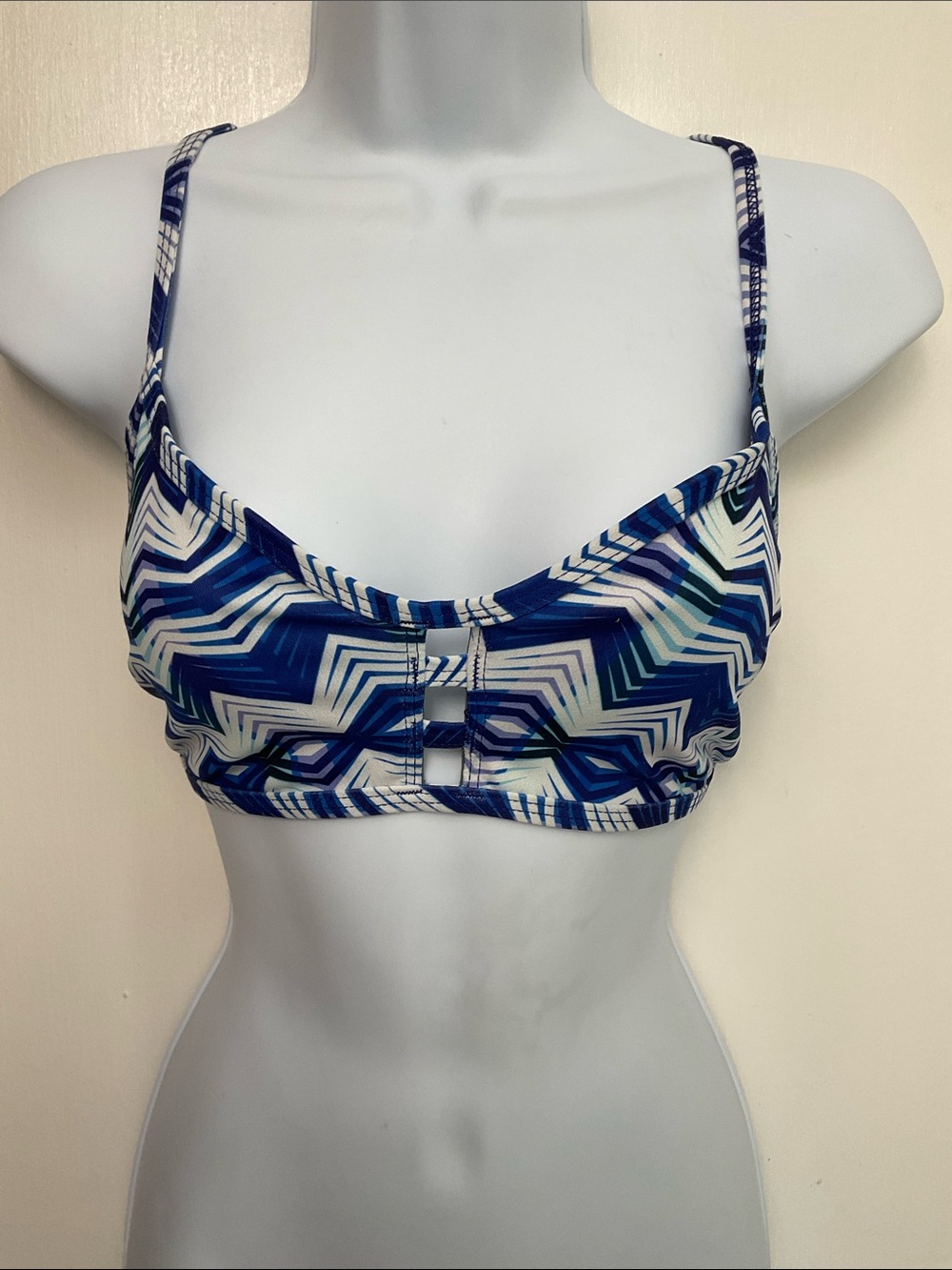 Jolyn TOMCAT bikini Top, Blues and White geometric design Size XXL GUC
